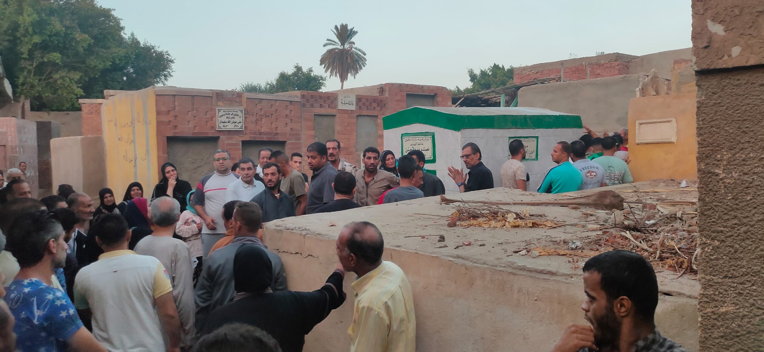 545288 دفن ضحايا قطار الزقازيق scaled