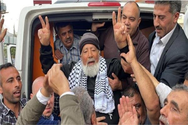 بث مباشر وصول حافلة الأسرى الفلسطينيين إلى نقطة التسليم بالضفة