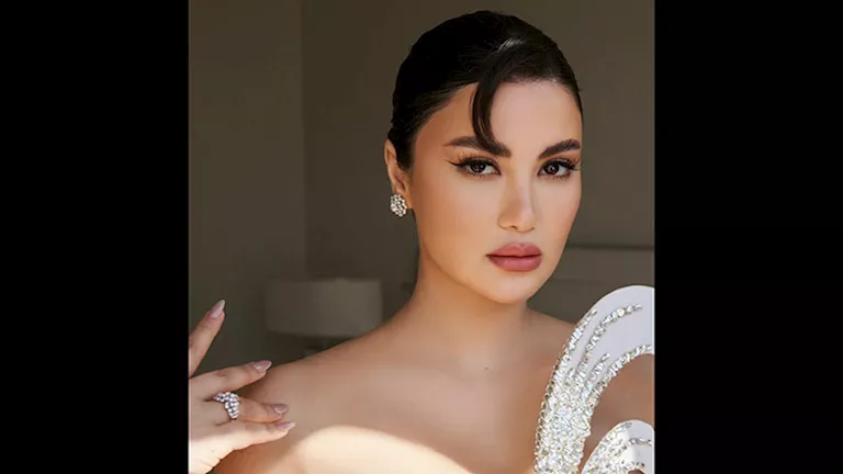 بـ"فستان جريء"..هدى الإتربي تنشر صورًا جديدة من مشاركتها في مهرجان كان