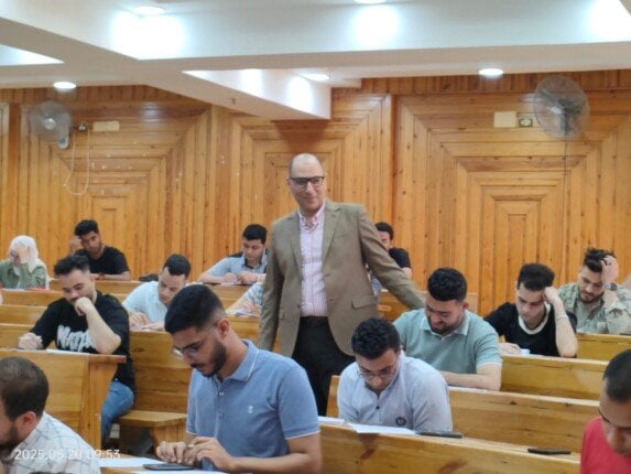 عميد تجارة كفر الشيخ: الامتحانات تسير وفق منظومة دقيقة وانضباط الأداء
