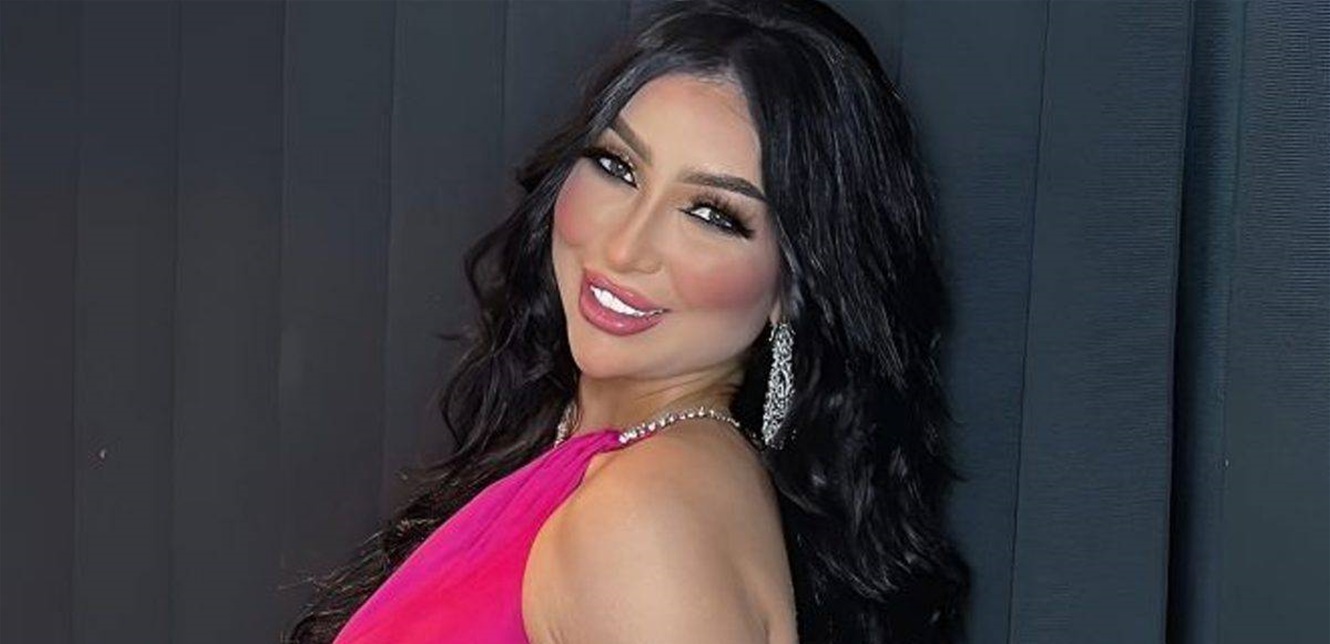 مزقت شعار وسيلة إعلامية وشقيقتها طردت المُراسل.. شاهدوا ماذا فعلت دنيا بطمة (فيديو)