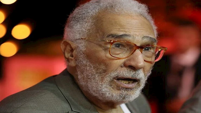 نجل عبدالرحمن أبو زهرة يكشف حقيقة تعرض والده لأزمة صحية وإصابته بـ "الزهايمر"