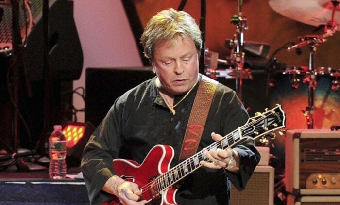 وفاة عازف الجيتار والمغني الأمريكي الشهير ريك ديرينجر عن عمر 77 عاما
