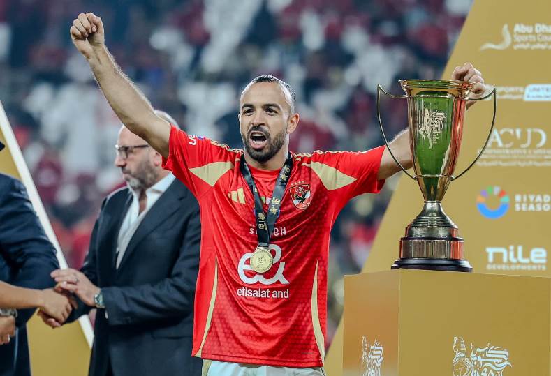 أفشة يُمازح ميسي قبل سفر الأهلي لخوض كأس العالم للأندية -