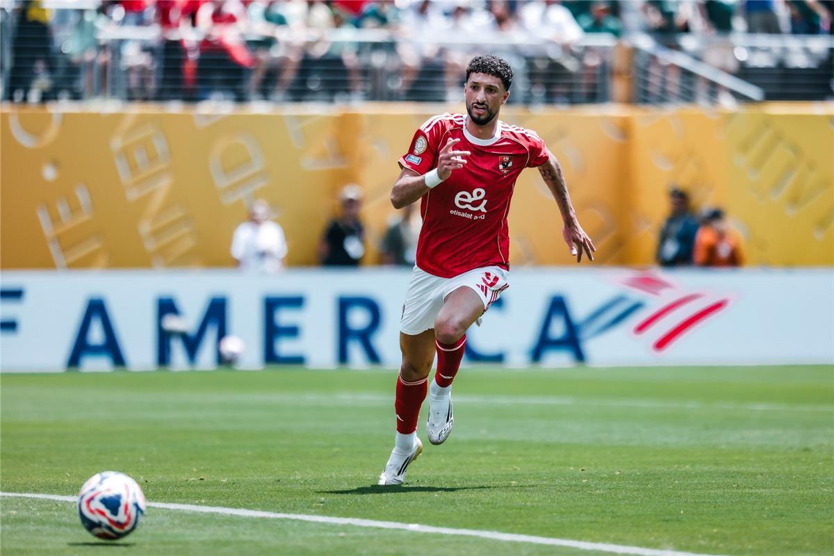 وسام أبو علي لاعب الأهلي