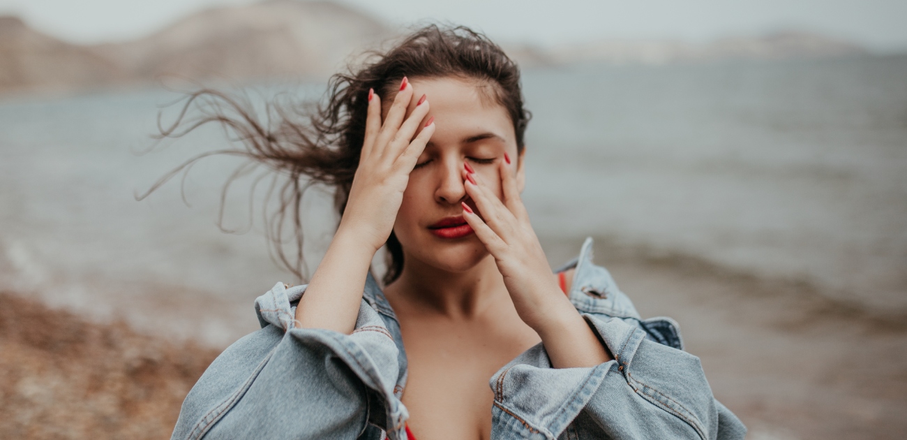 التفكير الزائد والمقارنة الاجتماعية.. 8 علامات عليكِ الانتباه لها!