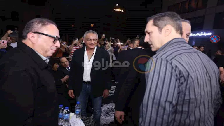 بالصور| علاء مبارك يصل عزاء والد الفنان تامر عبدالمنعم