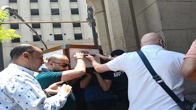 بالصور.. وصول جثمان والد الفنان تامر عبد المنعم إلى مسجد عمر مكرم