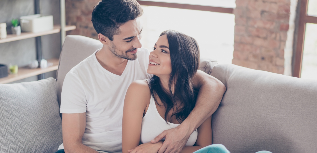 لغة العيون في الاعجاب أبرزها التواصل البصري المستمر