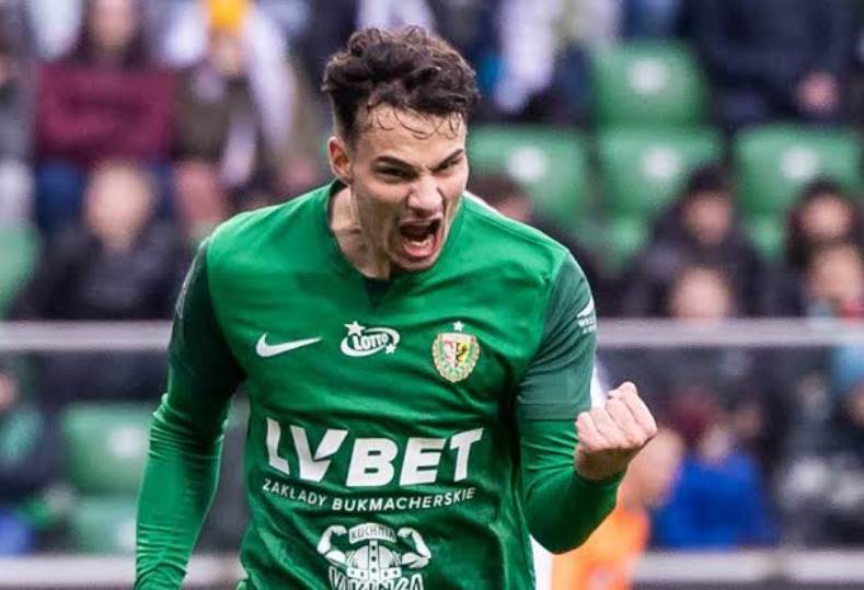 مصدر ل: الحملاوي قريب من التوقيع لناد أوروبي وهذا موقف الأهلي