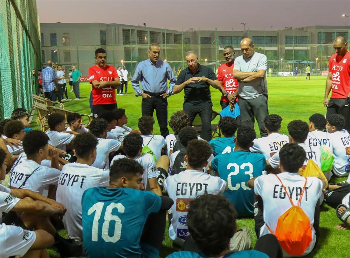 محمود الخطيب يدعم منتخب مصر للناشئين