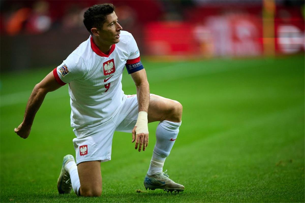 روبرت ليفاندوفسكي مهاجم بولندا