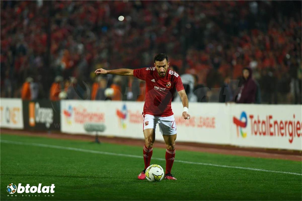 علي معلول لاعب الأهلي