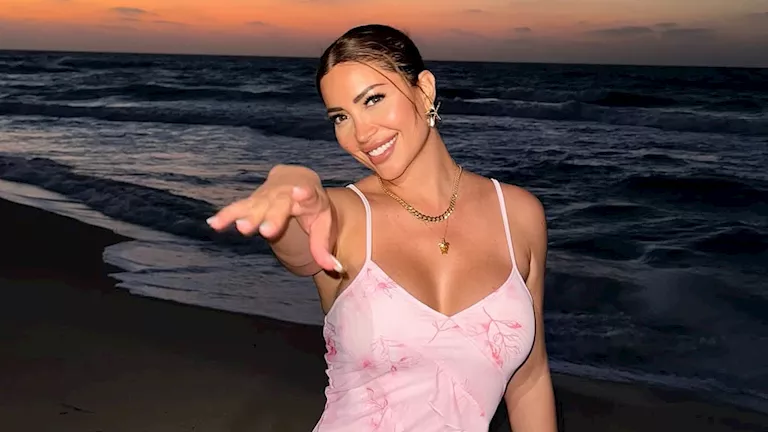 "جريئة أمام البحر" نسرين طافش تستمتع بإجازة الصيف وتخضع لجلسة تصوير (صور)