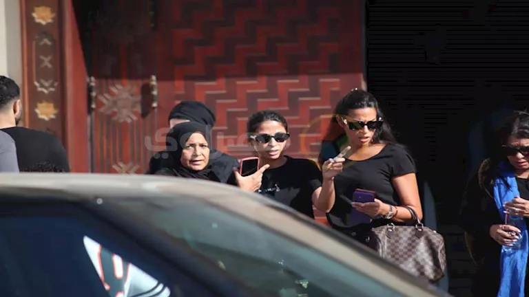 "خست النص وحزينة".. روبي تثير قلق الجمهور في جنازة المخرج سامح عبد العزيز