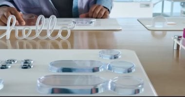 آبل تتراجع عن مظهر “الزجاج السائل” في iOS 26 بعد شكاوى المستخدمين