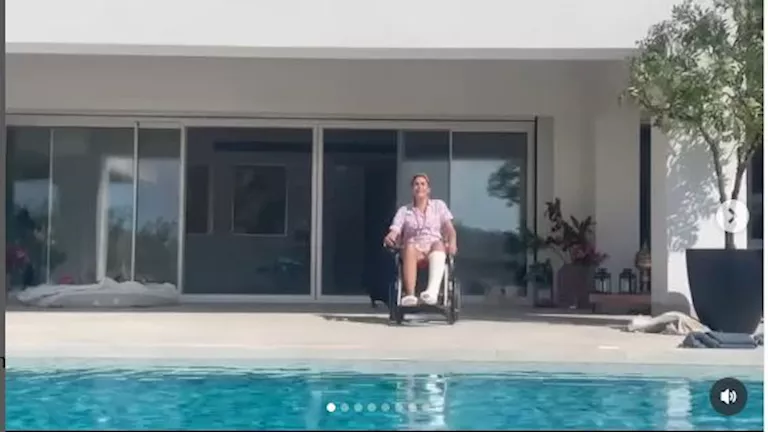 آخر ظهور لـ غادة عبدالرازق قبل تعرضها لكسر في الساق (صورة)