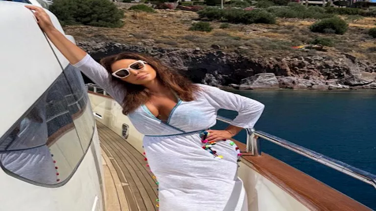 إليسا تخطف الأنظار بإطلالة جريئة في عرض البحر