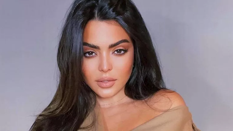 القصة الكاملة لأزمة أسماء جلال والكوافير التائب