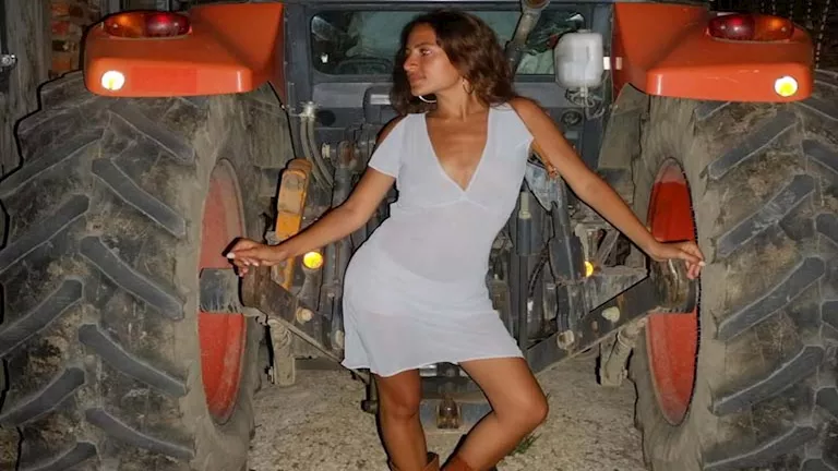 بإطلالة جريئة.. ابنة عمرو دياب تلتقط صورا مع "جرار زراعي"