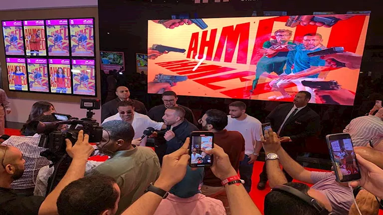 بالصور- أول ظهور لـ السقا بعد إخلاء سبيله بحضور نجليه في عرض"أحمد وأحمد"