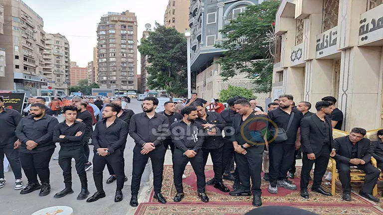 بالصور.. مصطفى كامل والليثي يستقبلان المعزين في وفاة أحمد عامر