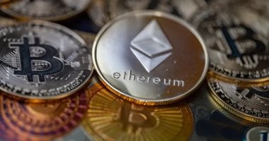 "بتكوين" تتراجع تحت ضغط الرسوم الأمريكية الجديدة وموجة حذر بالأسواق