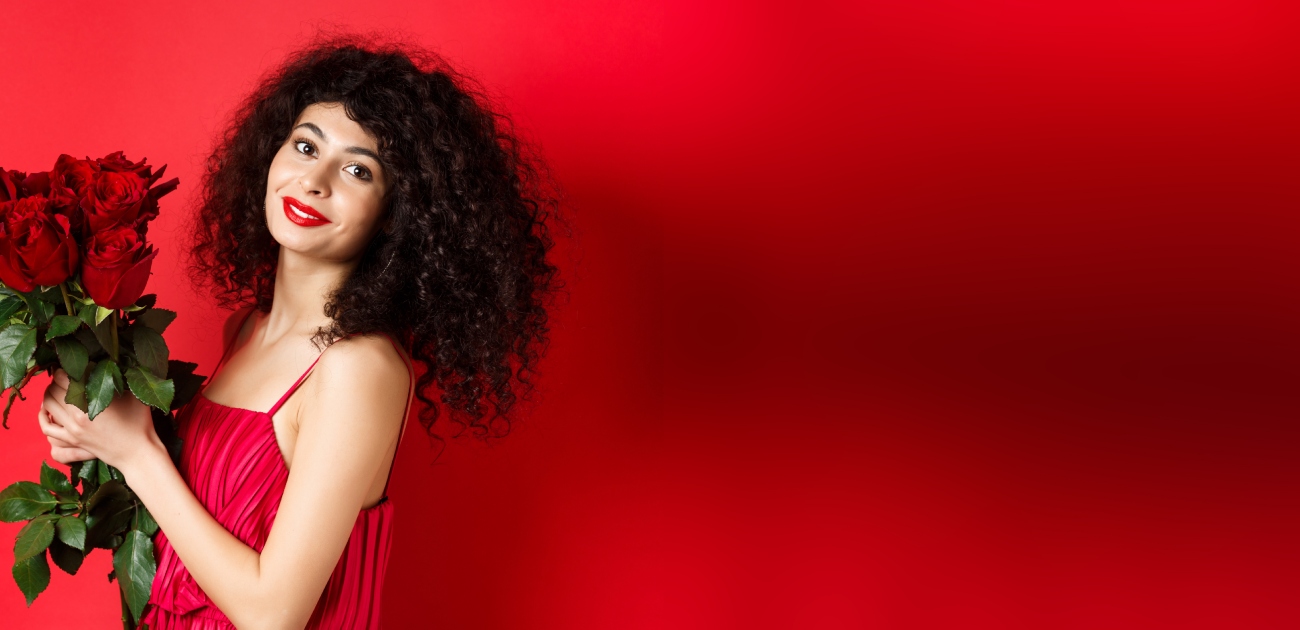 درجات اللون الاحمر في الملابس وكيفية تنسيقه مع الألوان الأخرى