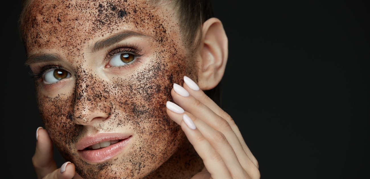 سكراب الجسم بالقهوة: نتائج مدهشة لبشرة صيفية ناعمة