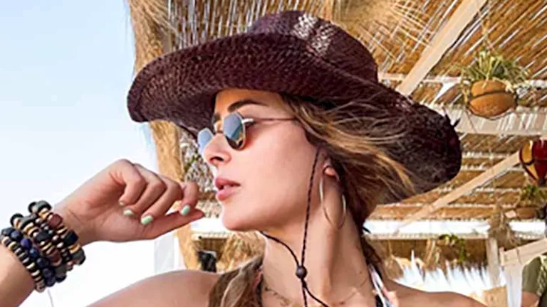 عائشة بن أحمد تستمتع بإجازة الصيف.. والجمهور يغازلها (صور)