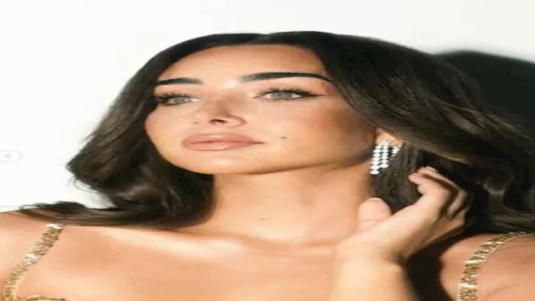 هنا الزاهد تخطف الأنظار بإطلالة ذهبية