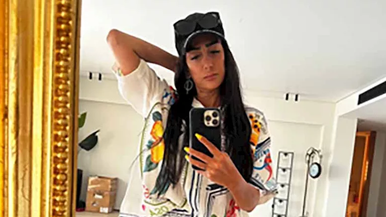 "جبيرة على القدم".. أحدث ظهور لـ غادة عبدالرازق بعد إصابتها في الساحل