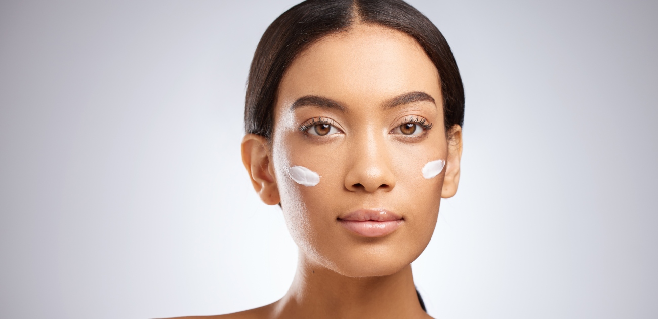 روتين العناية بالبشرة في سن الأربعين: خطوات أساسية لا يمكن تجاهلها