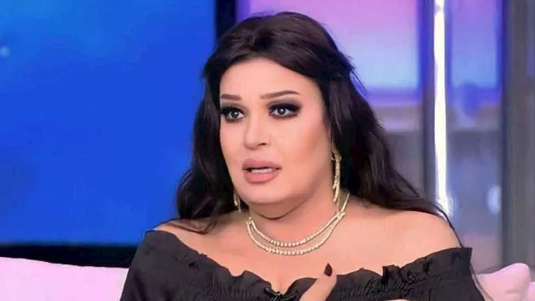 على أنغام "هتدلعني".. فيفي عبده ترقص على البحر والجمهور يعلق (صور وفيديو)