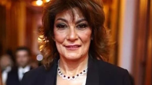 بلقطة عفوية.. سوسن بدر تمازح سماح أنور بعد تكريمها في دير جيست