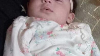 «لم يرحموا بكاء طفلتي».. القصة الكاملة لوفاة رضيعة الإسكندرية على ذراع والدتها بسبب منع الإجازة