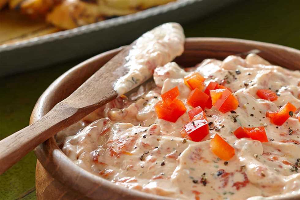 «ولادك هيدمنوها».. طريقة مثالية لتحويل الجبنة القريش لـ جبن كريمي فاخرة بنكهة الفلفل الحلو (الخطوات)