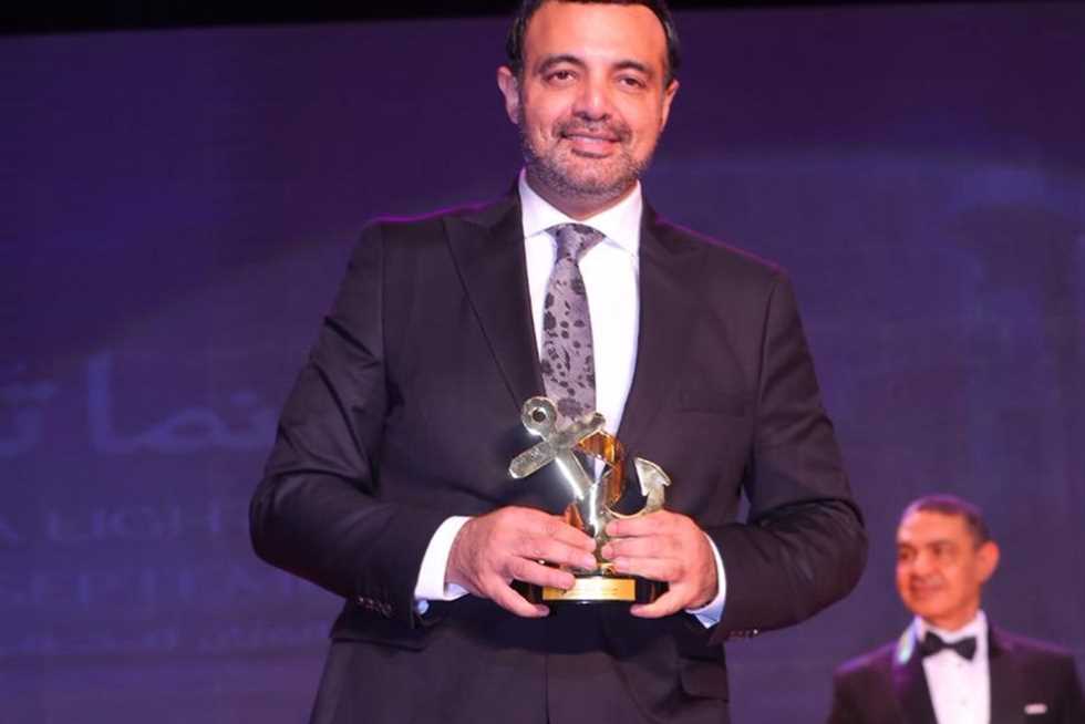 أشعر بالفخر.. عمرو محمود ياسين يتسلم درع تكريم والده من مهرجان بورسعيد السينمائي