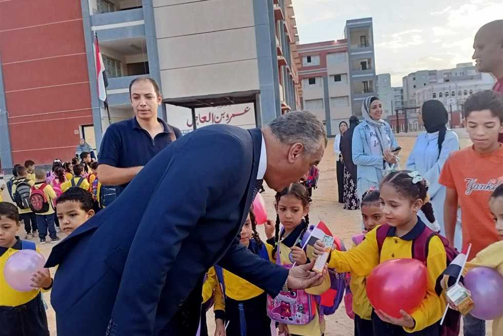 بالشوكولاته والأعلام.. «تعليم العبور» يستقبل الطلاب في المدارس