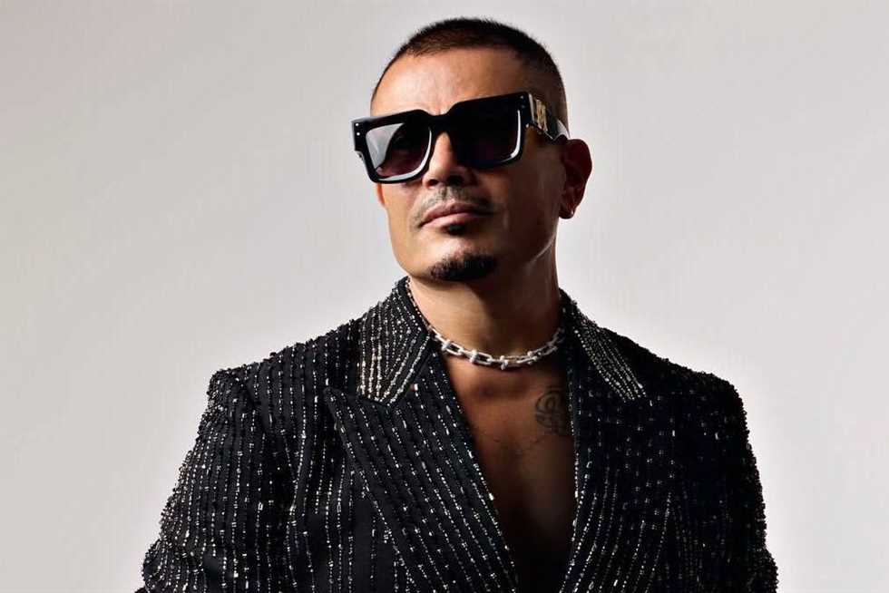 غناها عمرو دياب.. 100 مليون مشاهدة لـ أغنية «بابا» على يوتيوب