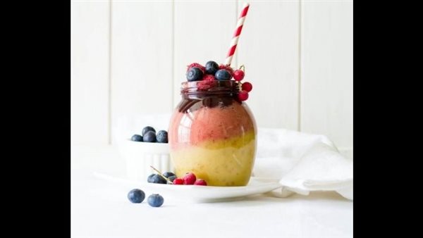 سموثي المانجو بالفراولة والتوت: مشروب منعش وصحي لكل يوم