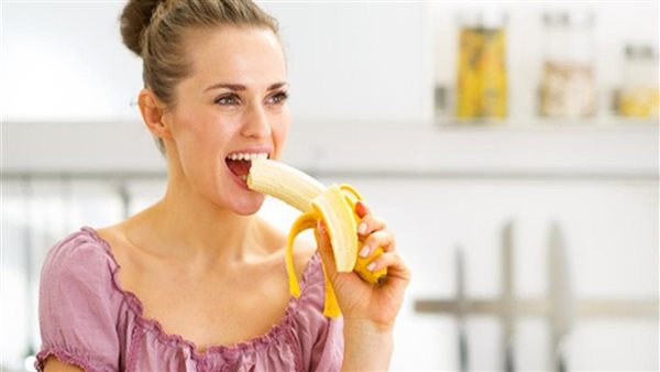 أكل الموز على الريق: العادة المثالية لصحة القلب والهضم والقولون