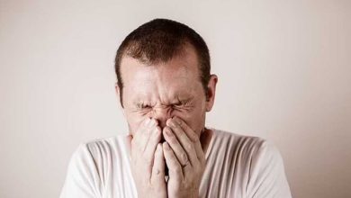 ما تكتمش العطسة.. تحذير طبي من عادة خطيرة تسبب أضرار للدماغ والأذن