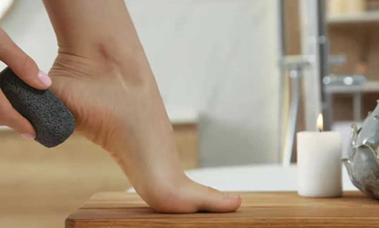 لتجنب التشققات والالتهابات.. أفضل طريقة لتقشير القدمين في المنزل