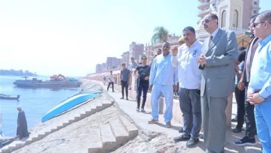 محافظ سوهاج يتفقد جزيرة المستجدة ويلتقي الأهالي للاطمئنان على منسوب النيل