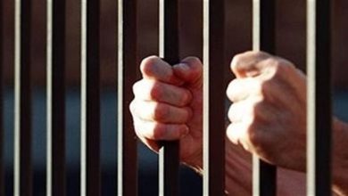 سائق يختطف شابًا بالقوة ويصوره بملابس نسائية.. التفاصيل صادمة