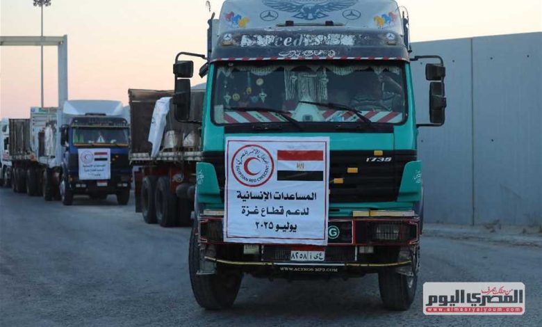 تحرك شاحنات المساعدات إلى معبر كرم أبوسالم تمهيدًا لدخولها غزة
