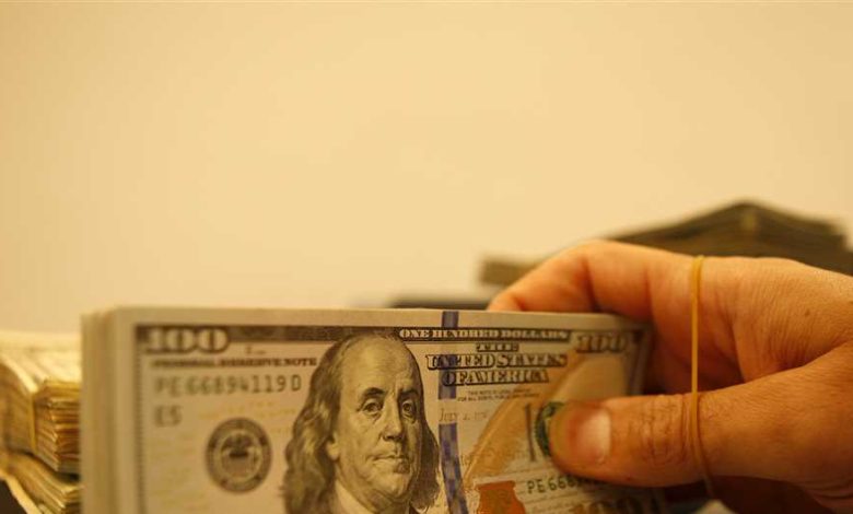 هل ينخفض سعر الدولار بعد توقيع صفقة «علم الروم»؟ خبير اقتصادي يوضح