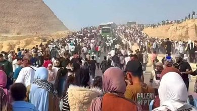 في يوم غير مسبوق للسياحة المصرية.. تدفق الزائرين على الأهرامات والمتحف الكبير