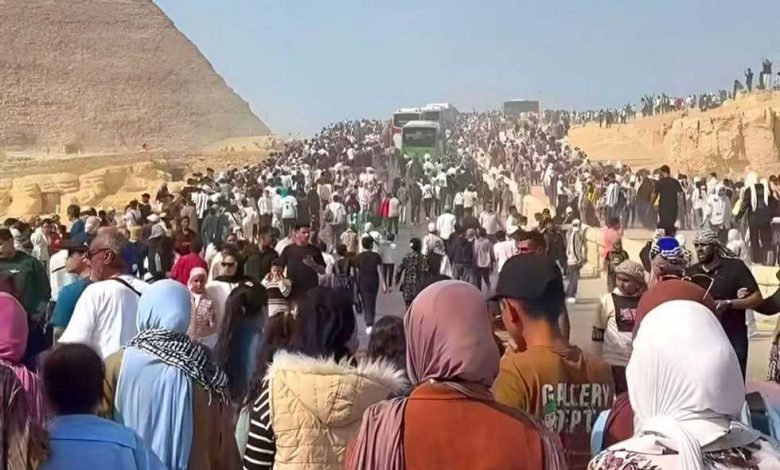 في يوم غير مسبوق للسياحة المصرية.. تدفق الزائرين على الأهرامات والمتحف الكبير
